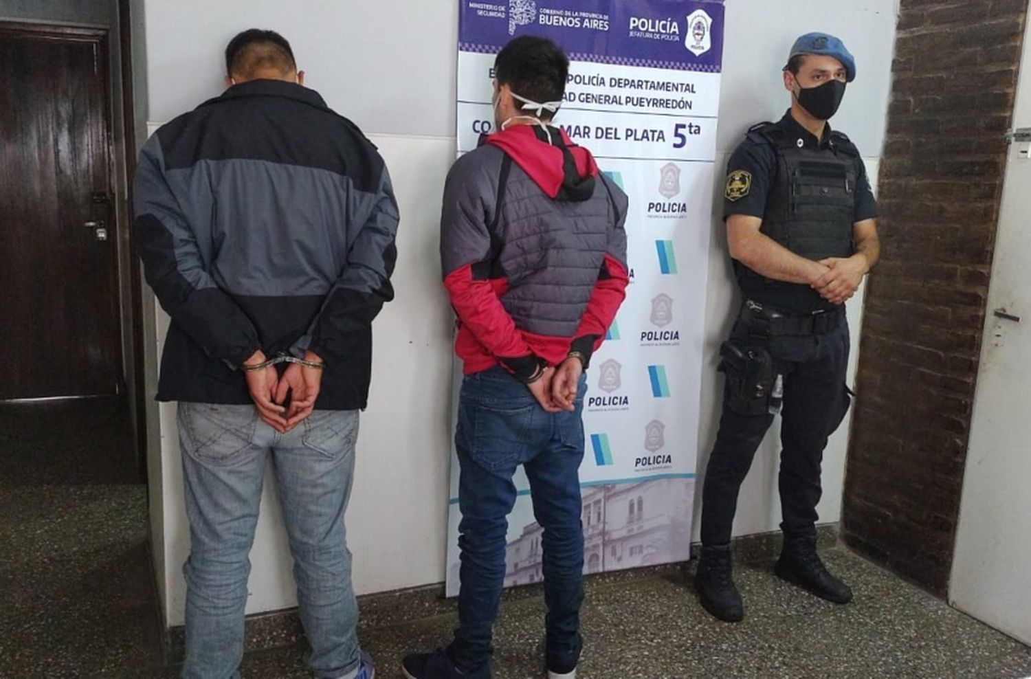 Vieron a la policía y descartaron 44 envoltorios de cocaína