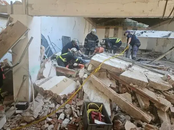 El colapso se produjo mientras en el lugar se realizaban tareas de demolición de la estructura.