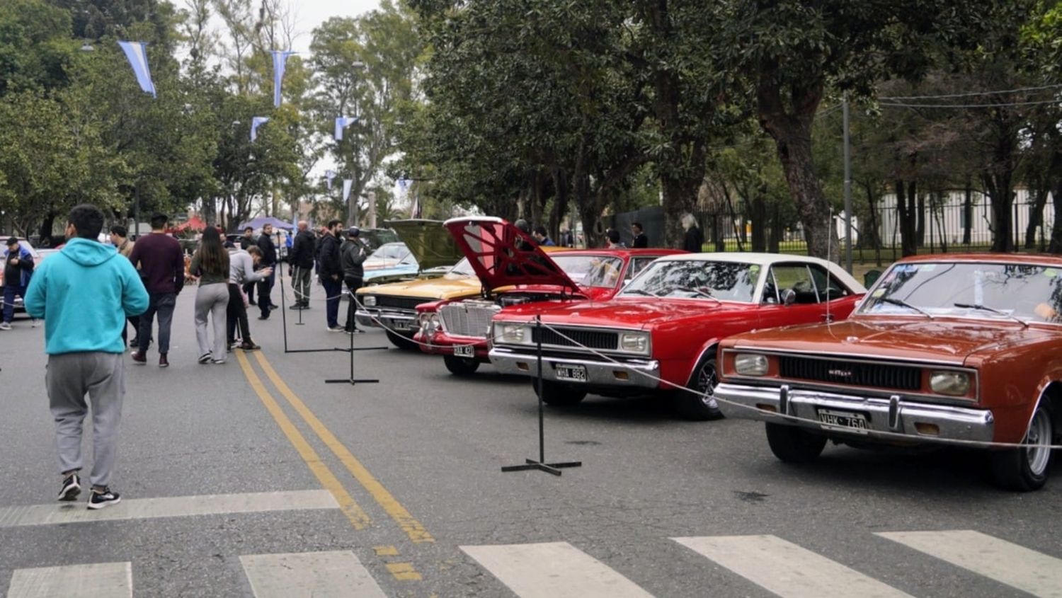 Muestra de autos en el Parque Independencia