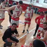 Hartstock y sus jugadores anoche, durante uno de los tiempos muertos.