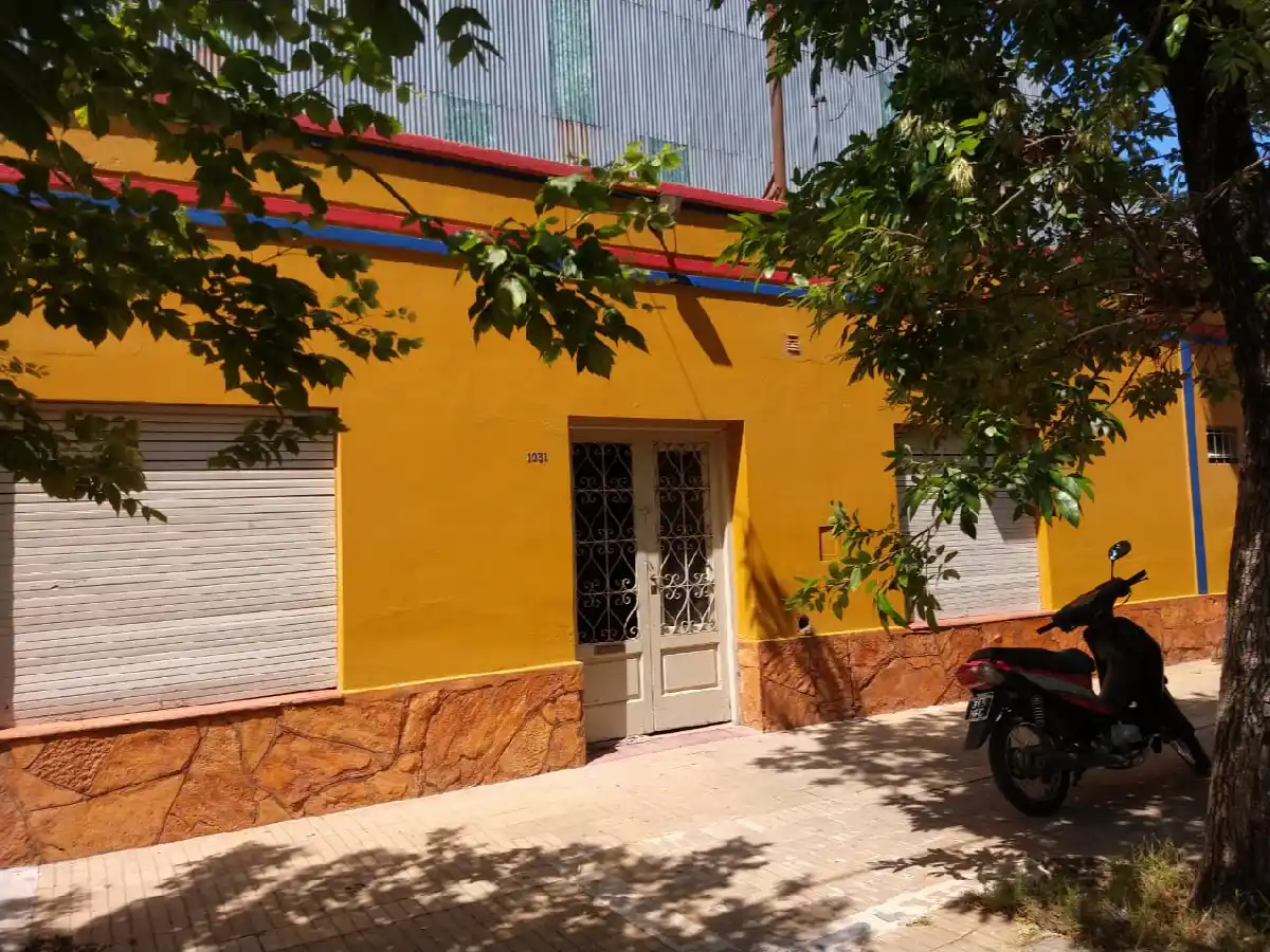 Dos menores detenidos tras robar  dinero en cantina del Club Alumni  y antes de huir beber cervezas   