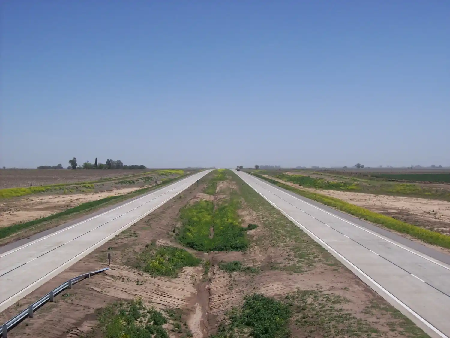 Un auto volcó en la autopista Rosario-Córdoba y la conductora fue atendida por una ambulancia