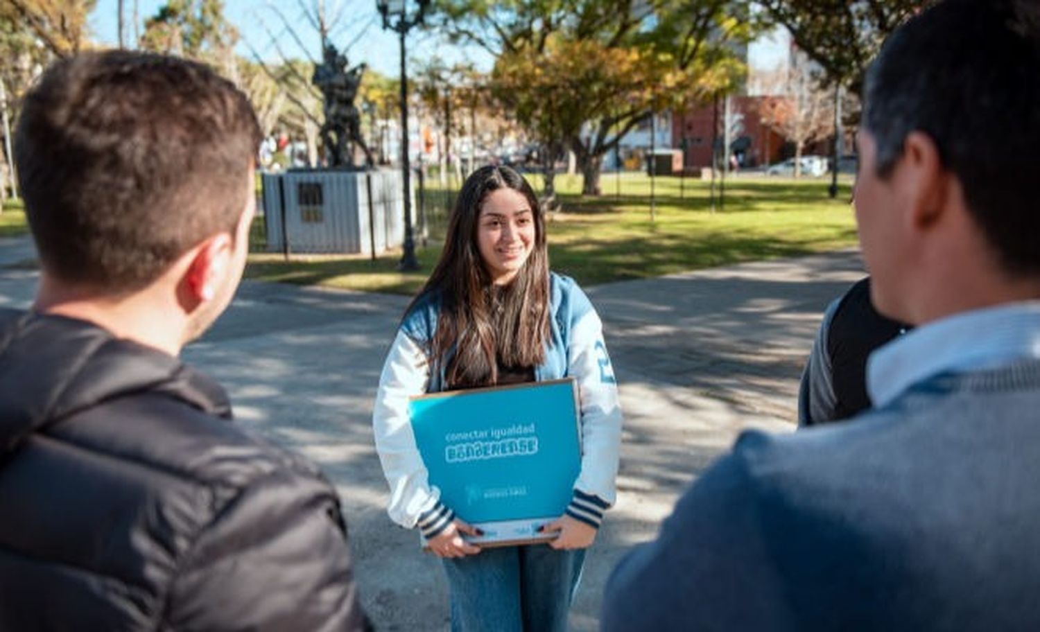 Campana: El precandidato de UxP entregó netbooks del Plan Conectar Igualdad y elogió la gestión de Kicillof