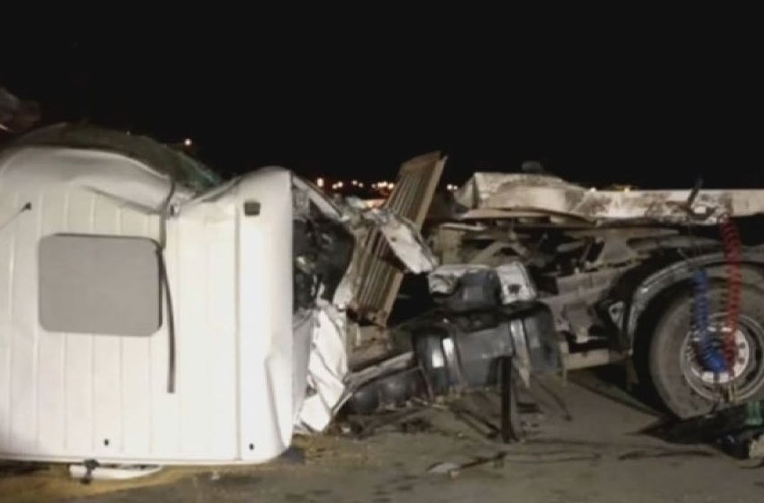 Impactante choque entre camiones en la autopista a Córdoba