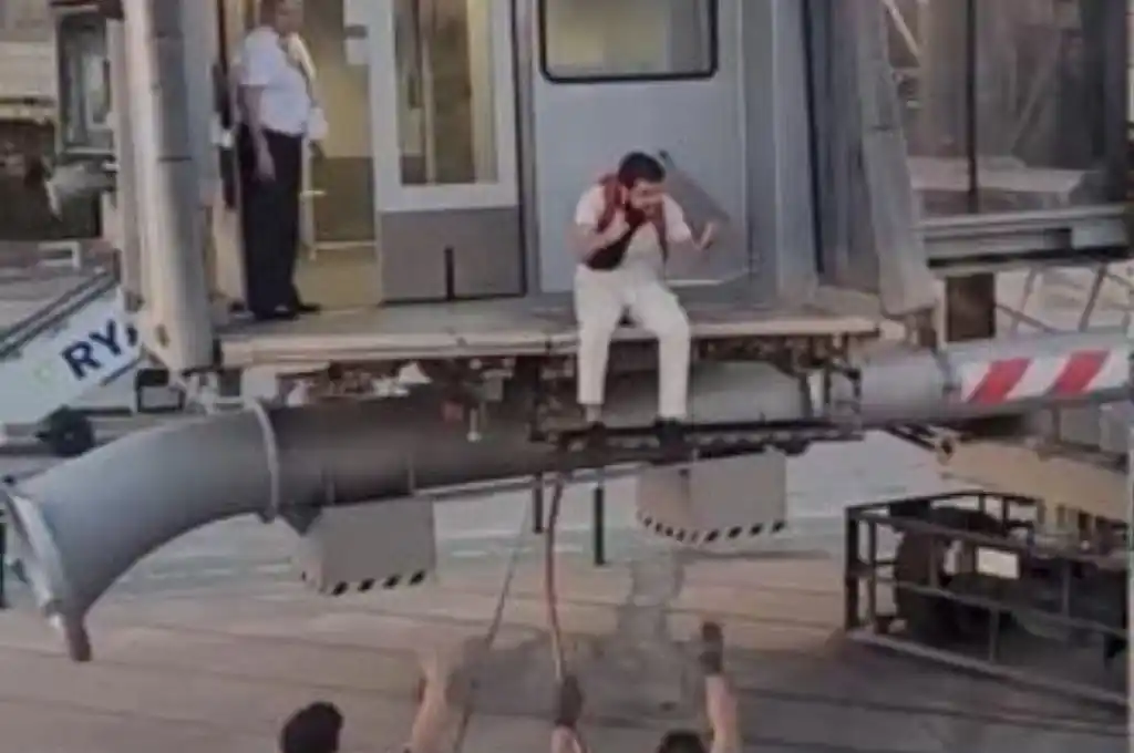 Viral: pasajero impuntual se tiró desde la puerta de embarque para no perder el avión