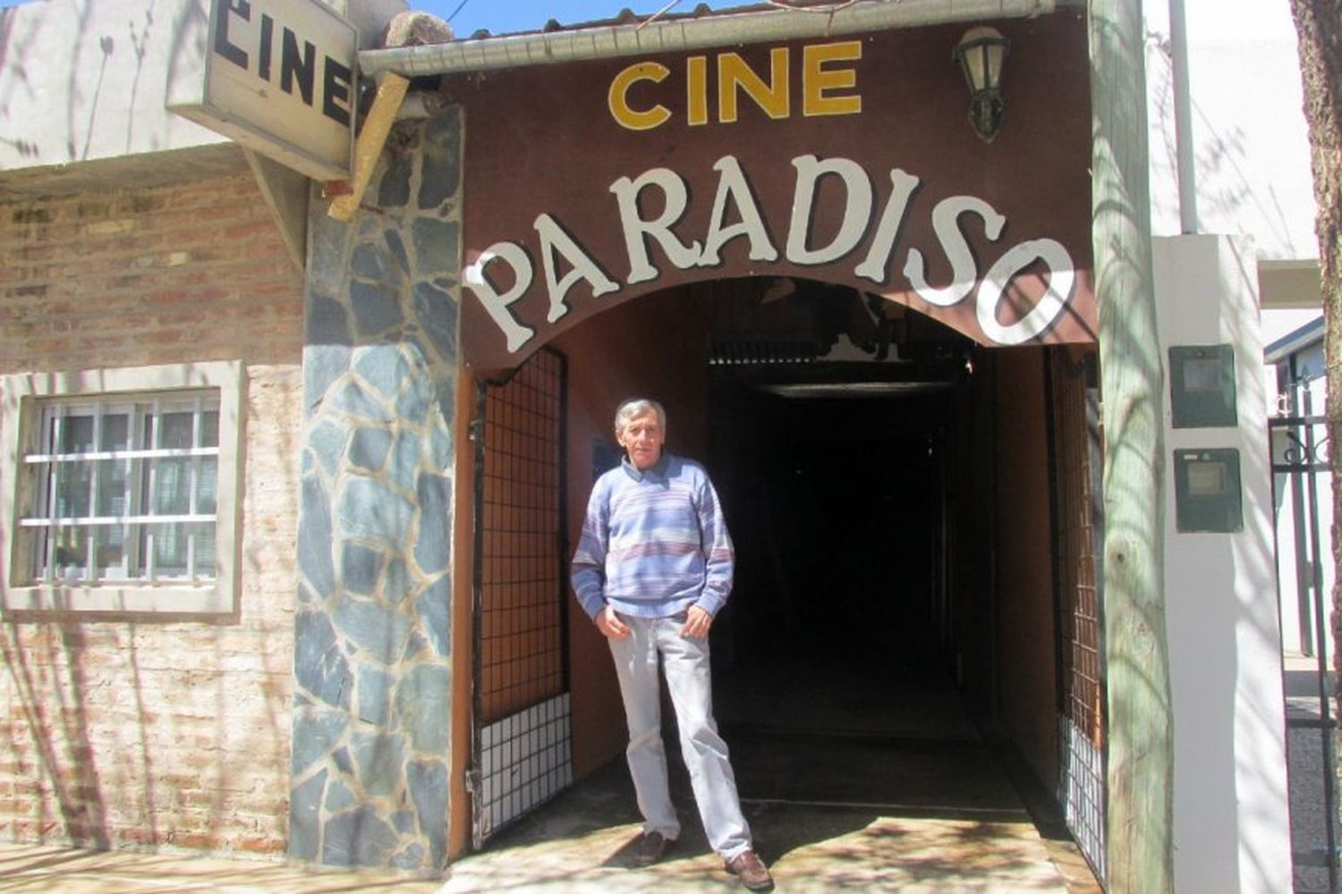 Por la falta de recursos, el entrerriano que tiene un cine en su casa contó que dejará de proyectar películas