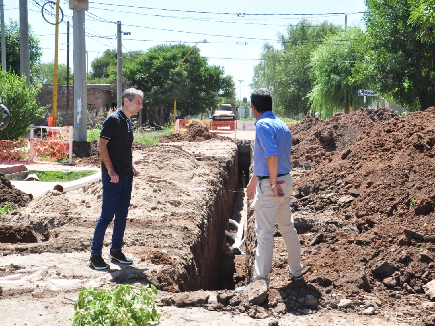 Con un avance del 50%, Bernarte recorrió la obra de cloacas en San Cayetano