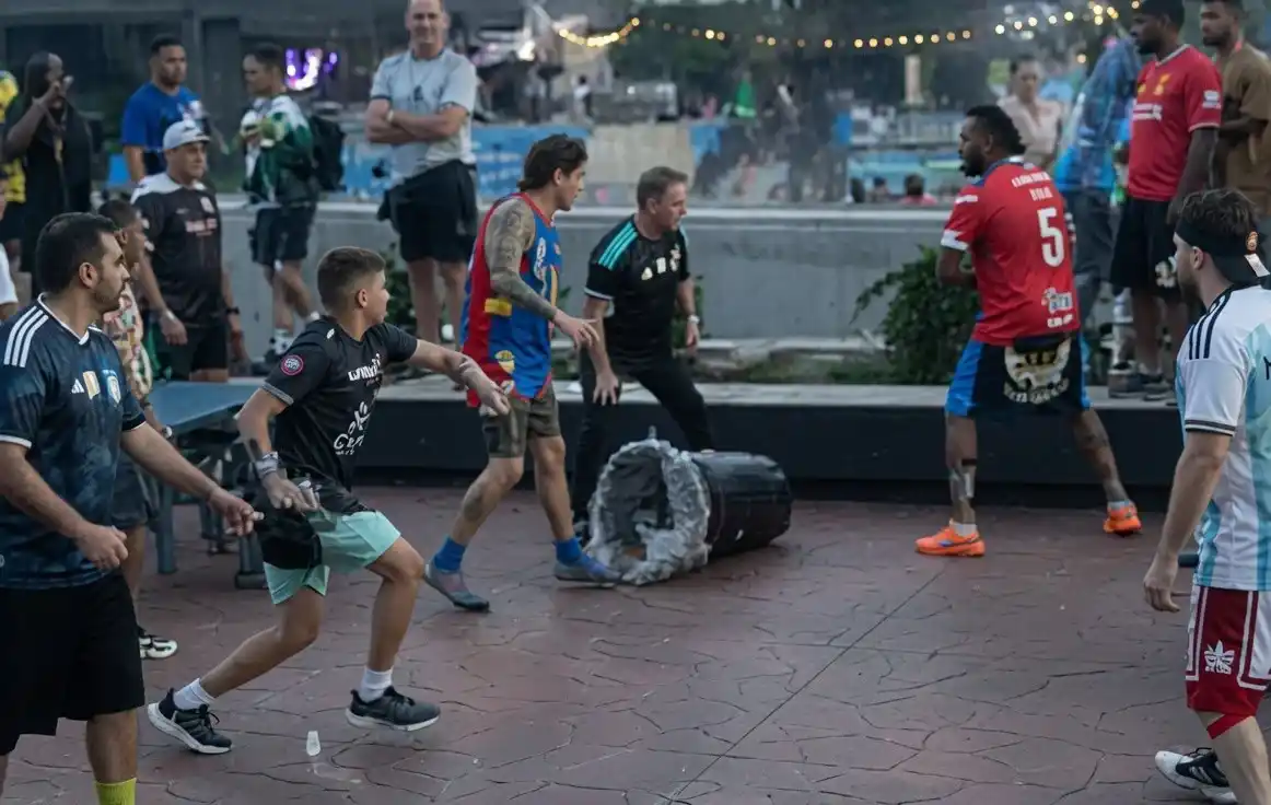 El episodio ocurrió en el complejo comercial Underground Atlanta, donde simpatizantes de San Lorenzo y Huracán protagonizaron una gresca.