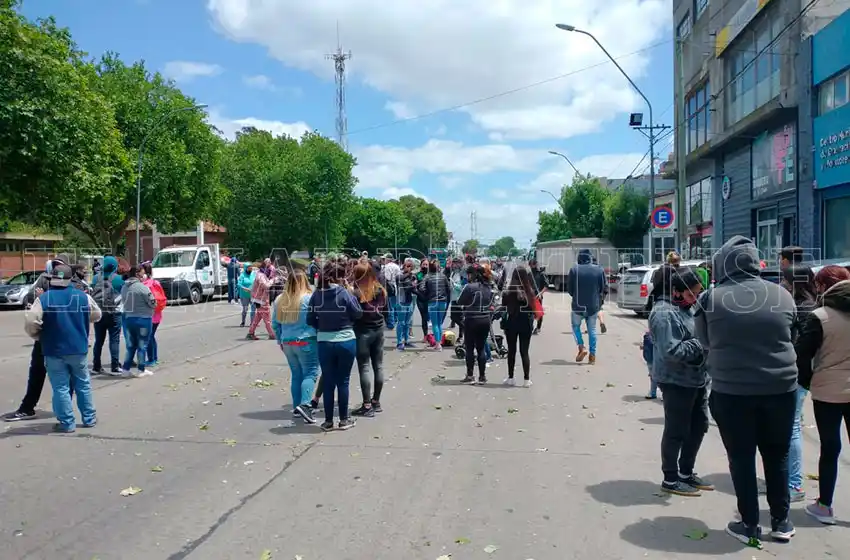 Reclamo de una ayuda para las fiestas frente al COM: "No hay nada para poner en la mesa"