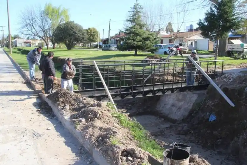 LOBERIA: Construyen puente peatonal frente al barrio Obrero