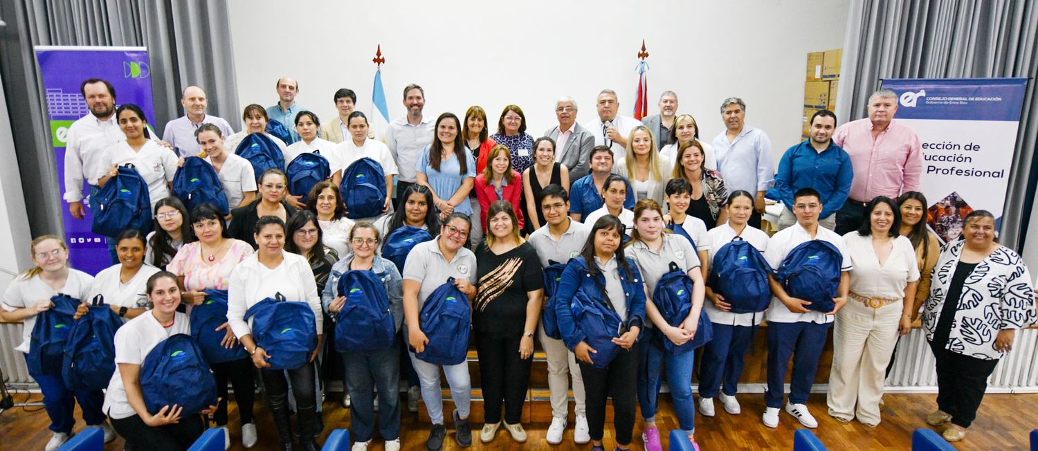 Estudiantes de enfermería de la provincia recibieron mochilas con equipamiento técnico