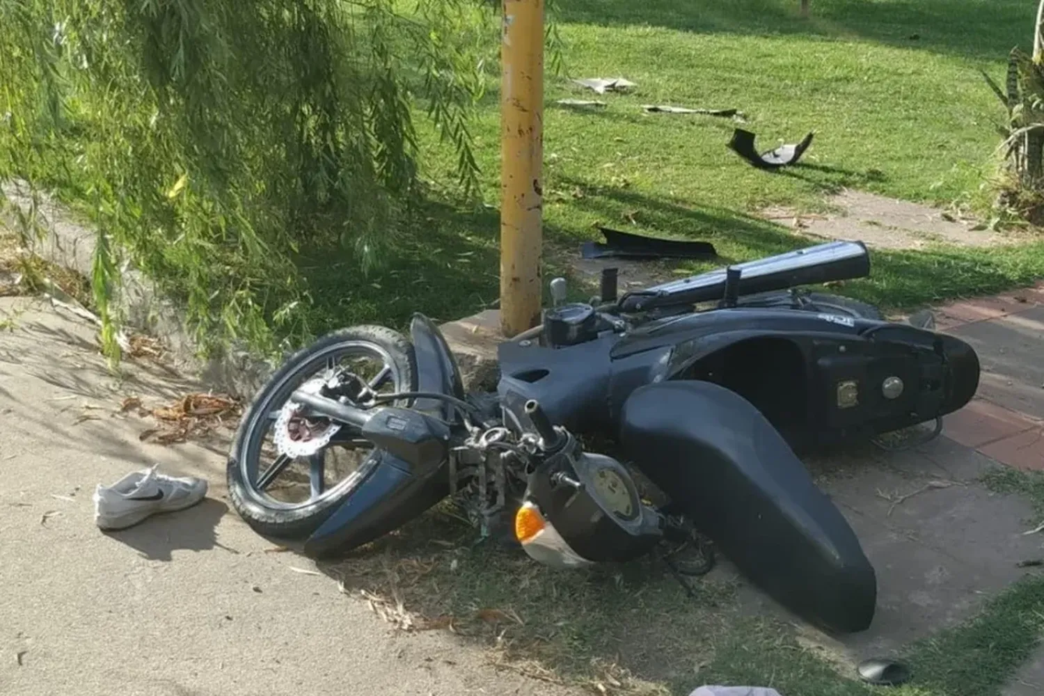 Un adolescente de 14 años tuvo un accidente en su moto y está grave: permanece internado en el Hospital J.B. Iturraspe