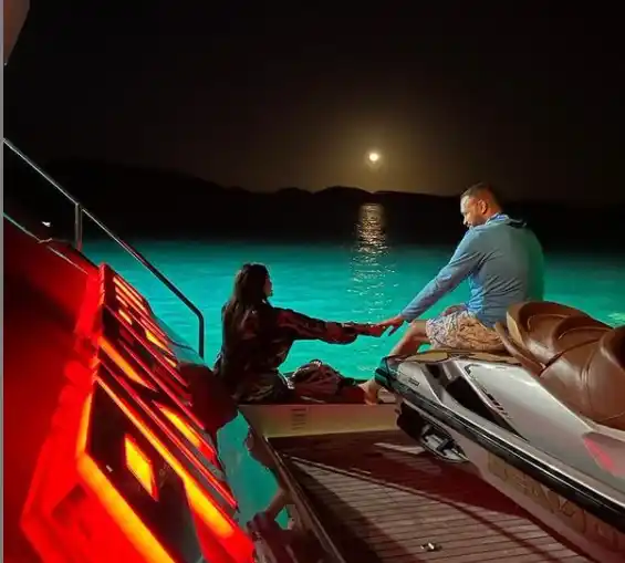 Raphi Piña compartió esta fotografía de la noche especial con Natti Natasha. Foto: Instagram