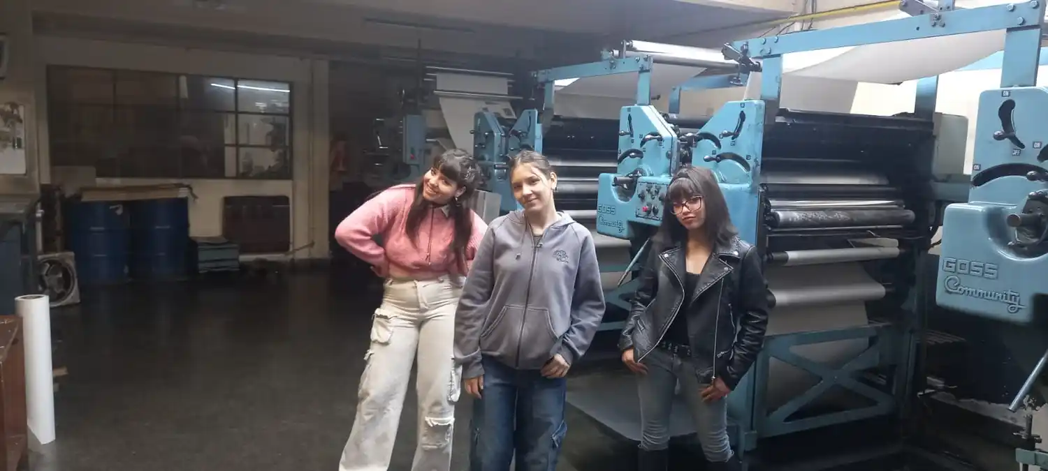 Alumnas de 5to. año Sexta de la Escuela Secundaria 8, en el Taller de Impresión de El Eco.