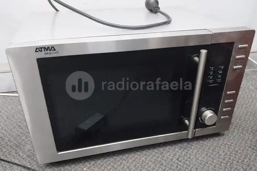 Robó y escapó a las corridas por los techos con un microondas en brazos: es menor de edad