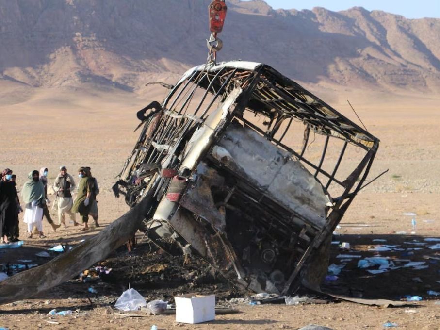 Retirada de los restos del autobús siniestrado en Herat, este miércoles.
STRINGER (EFE)
