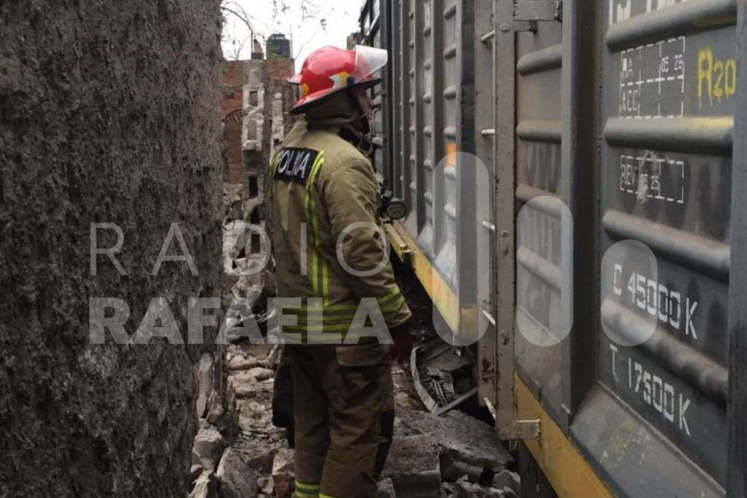 Tragedia: un tren arrolló un auto, murieron dos personas y sus familiares tuvieron que levantar los restos de las vías