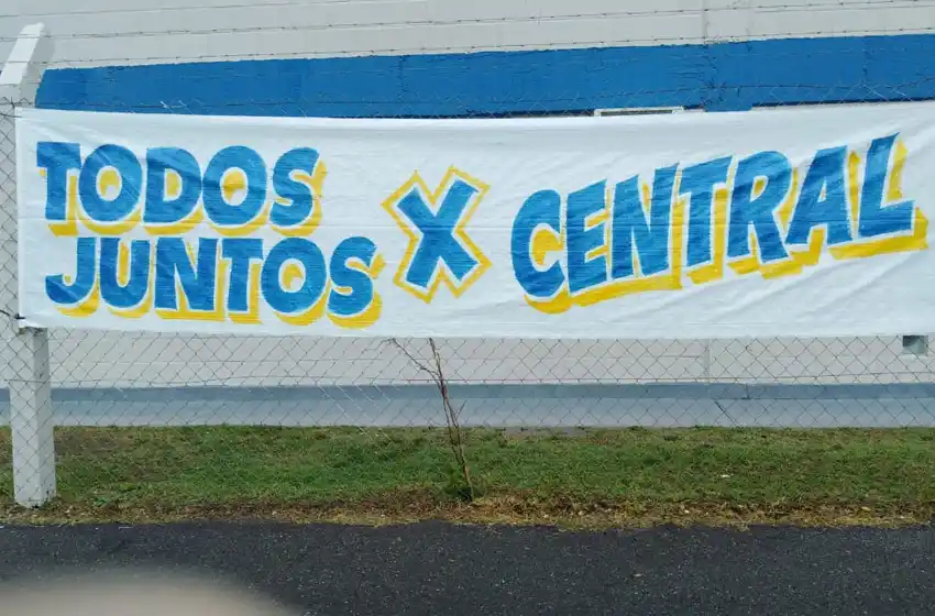 Ya se vive el Clásico: en Arroyo Seco aparecieron banderas de apoyo al plantel