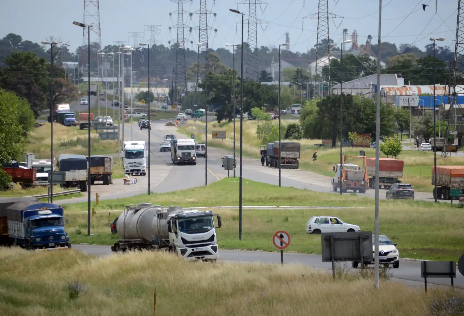 En los 17 kilómetros de ruta urbana, hay cinco rotondas y tan solo un puente peatonal.