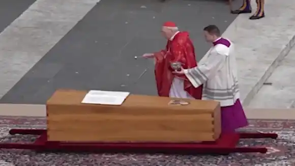 Un velo blanco de seda y doce monedas en el ataúd: detalles del rito de cierre del féretro del papa