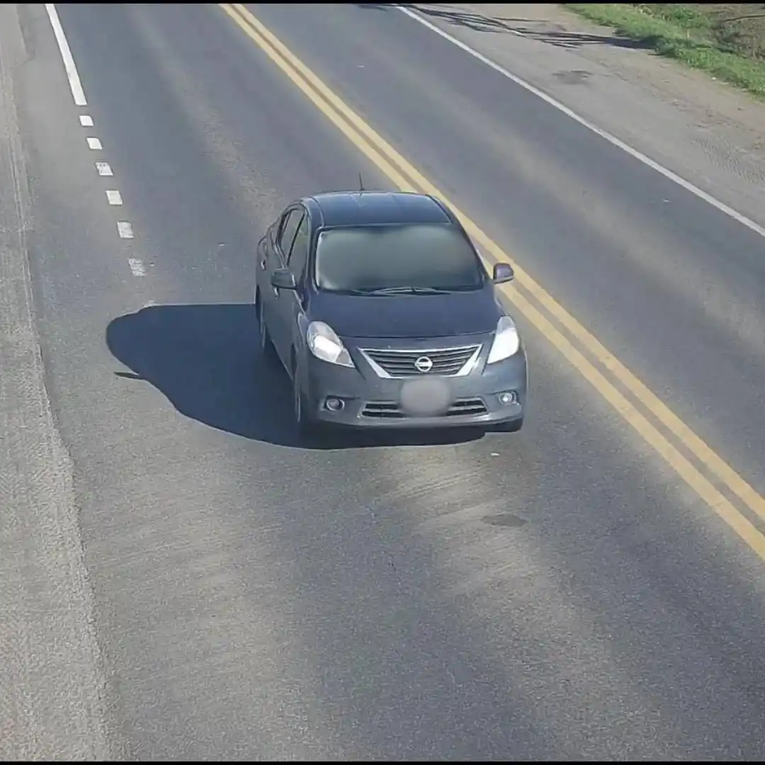 El Nissan Versa en que se movilizaban los malvivientes.