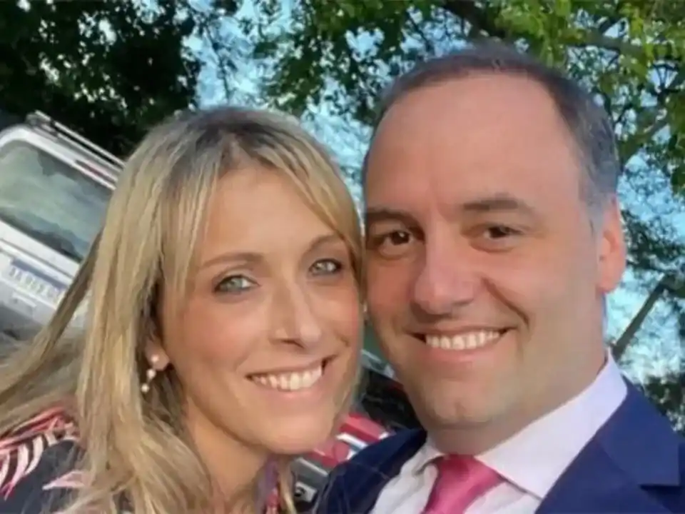 Bettina Angeletti y Manuel Adorni.