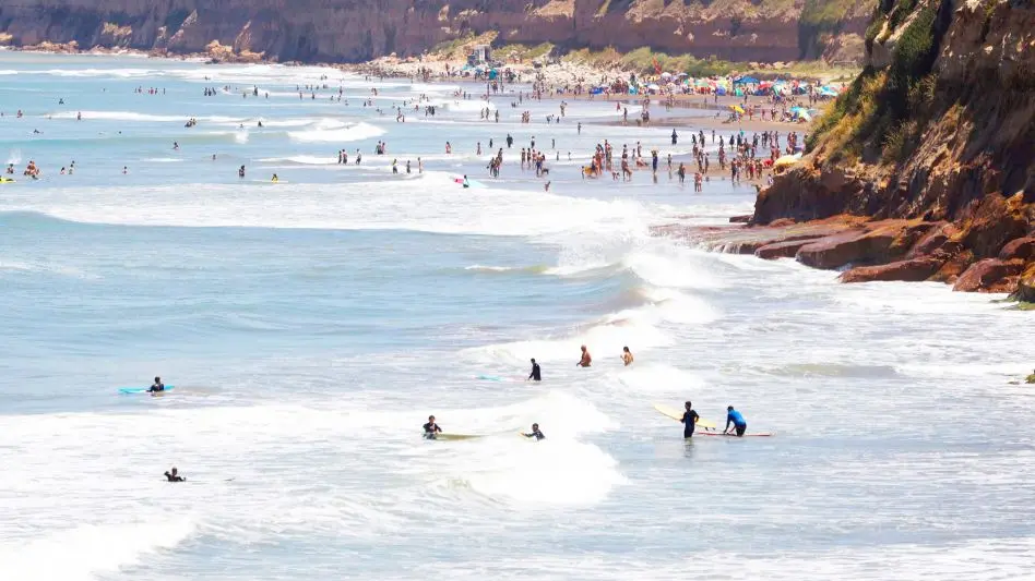 Buscan eliminar una ordenanza que prohíbe el surf en las playas de Mar del Plata