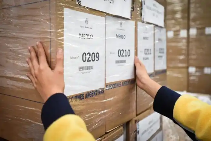 Una serie de urnas de las elecciones argentinas.