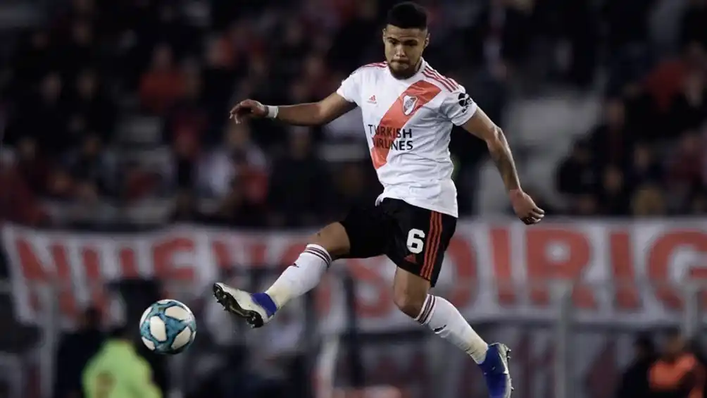 Paulo Díaz regresó a Chile y seguirá en cuarentena junto a su familia