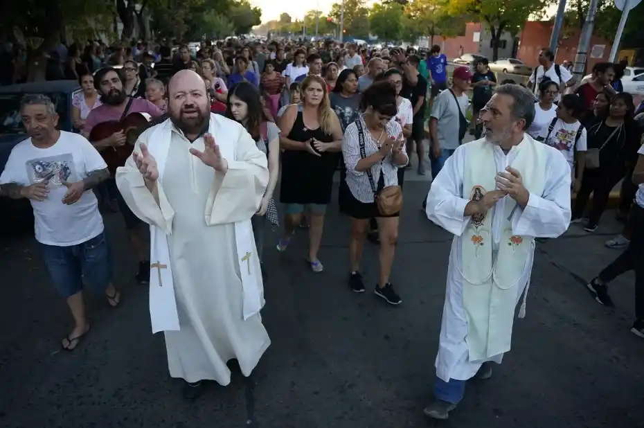 El padre Andrés y el cura Adrián, de la Iglesia Nuestra Señora de Fátima, encabezaron la marcha tras la misa (Franco Fafasuli)