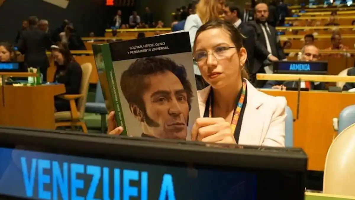 Diplomática de Venezuela leía un libro mientras Trump daba un discurso ante la ONU