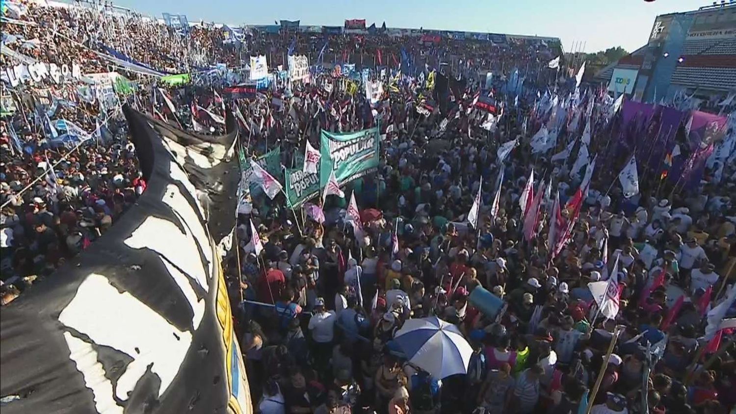 Sin aforo, ni distancia, ni barbijos: El kirchnerismo volvió a olvidarse de la pandemia y colmó el estadio de Morón