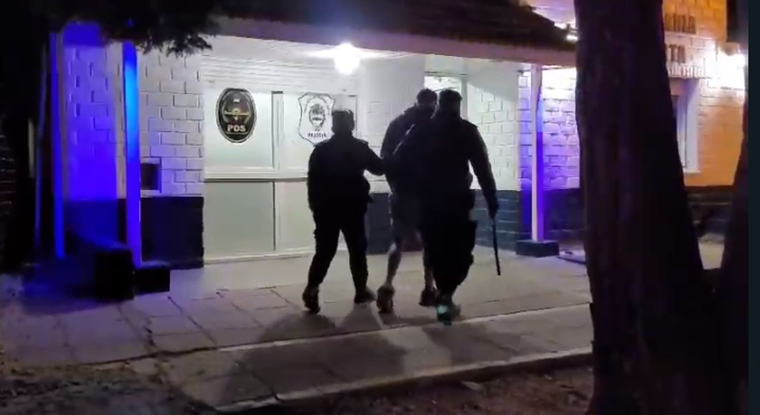 Amenazó de muerte a su padre y su nueva pareja