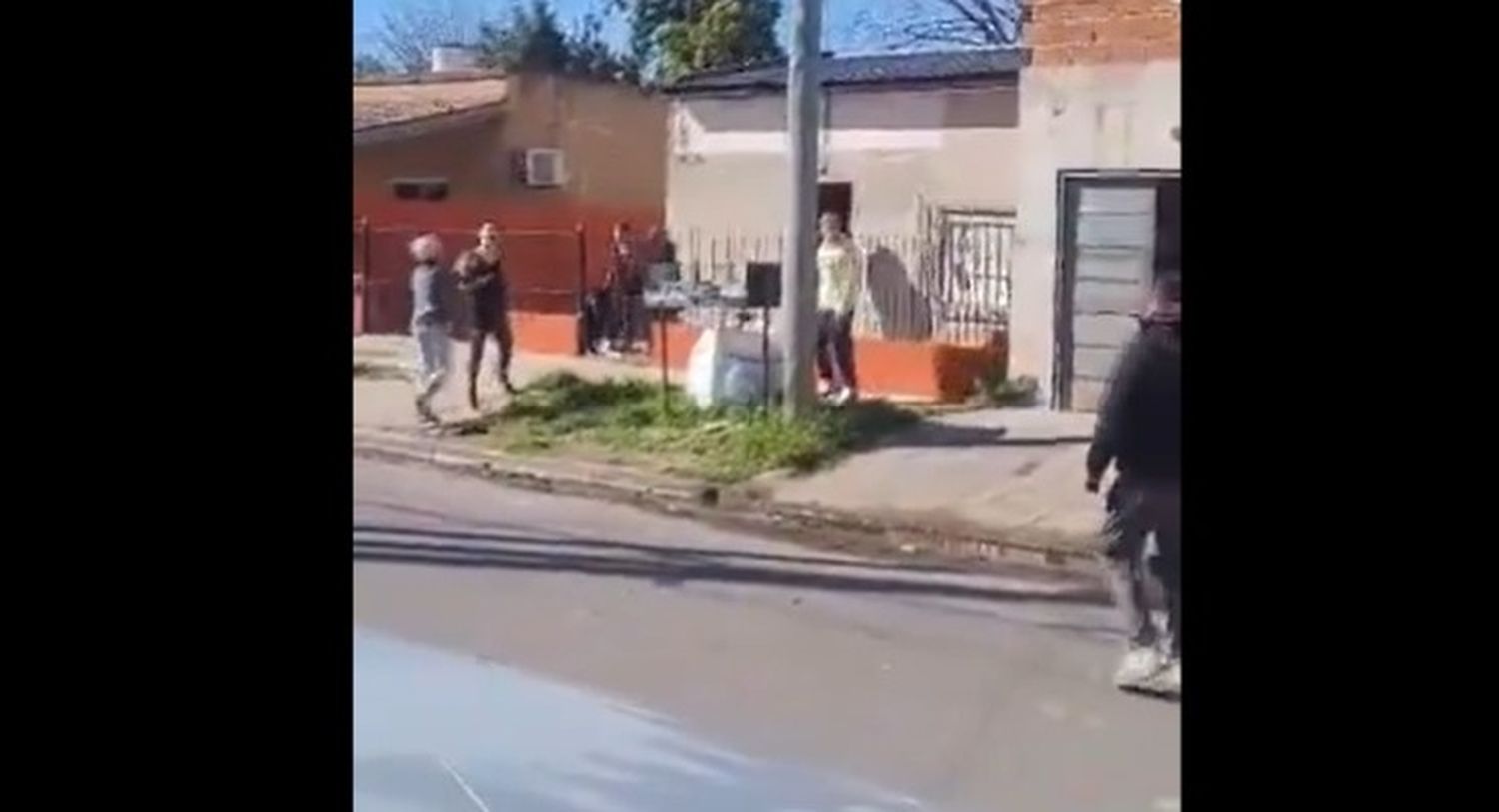 Terror en Berazategui: El impactante video de un preso con tobillera que disparó contra sus vecinos en plena discusión