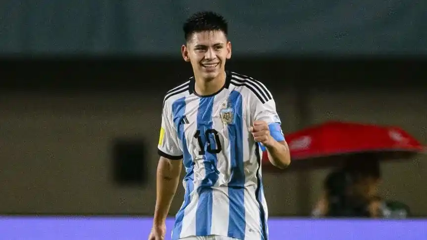 Manchester City sería el equipo con más chances de comprar a Claudio Echeverri