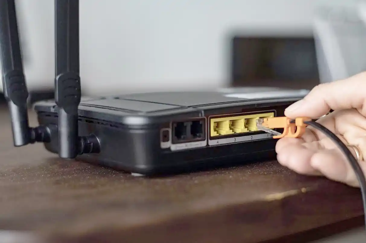 Servicios de telefonía fija e internet son los más reclamados