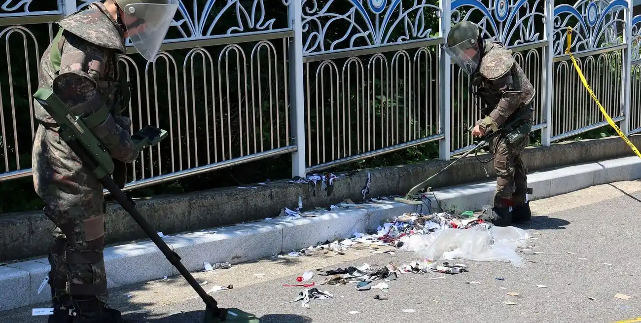 Soldados surcoreanos analizan en Incheon los desechos lanzados desde el otro lado de la frontera. Crédito: Yonhap