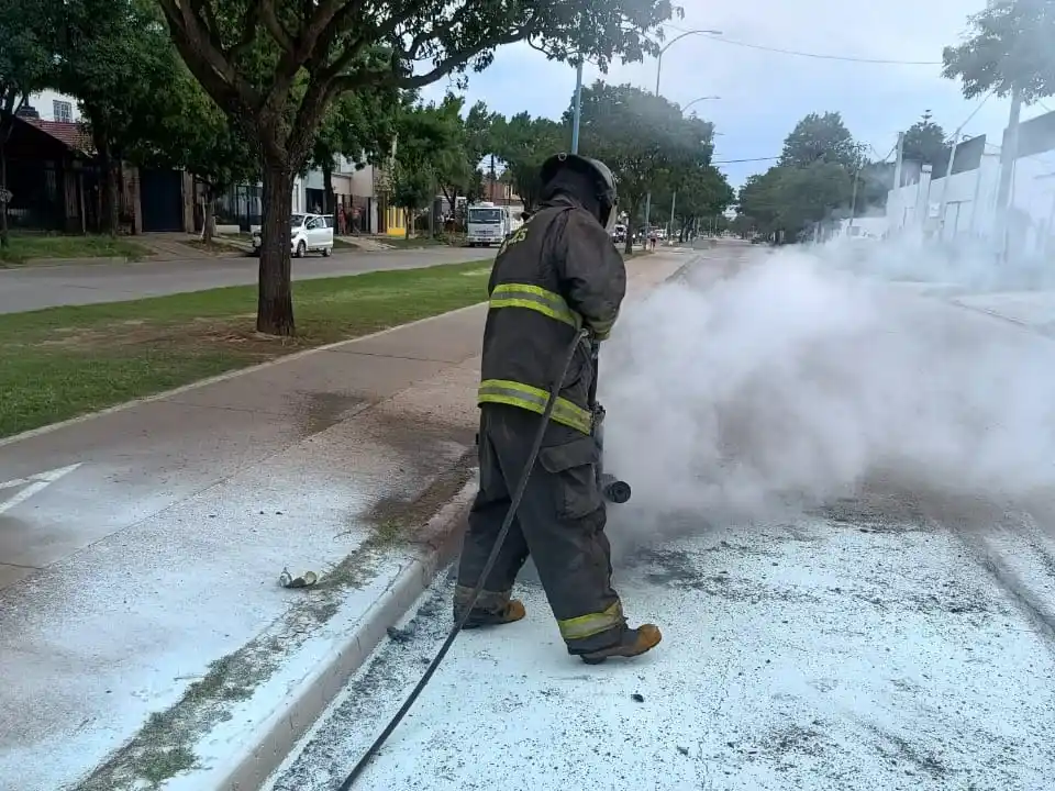 Se incendió una moto en boulevard Lehmann: quedó completamente consumida por las llamas - 1