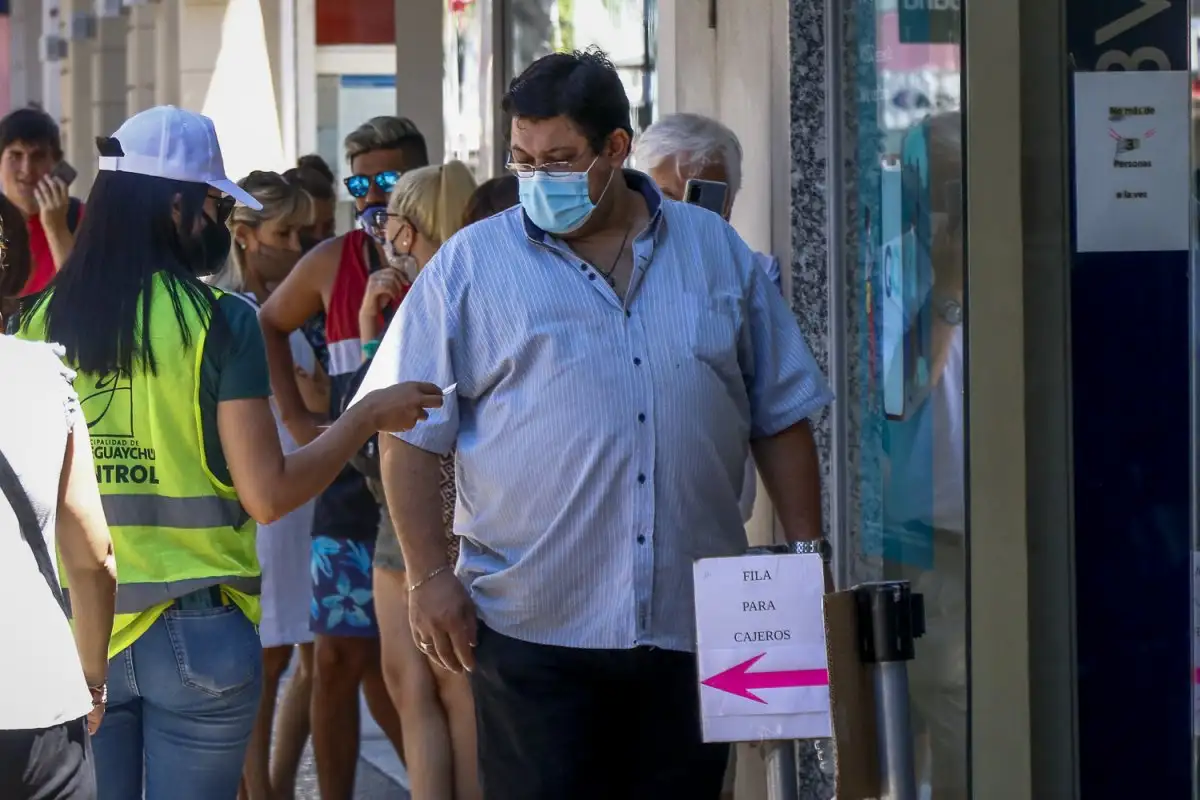 Realizan controles sanitarios en el centro de la ciudad