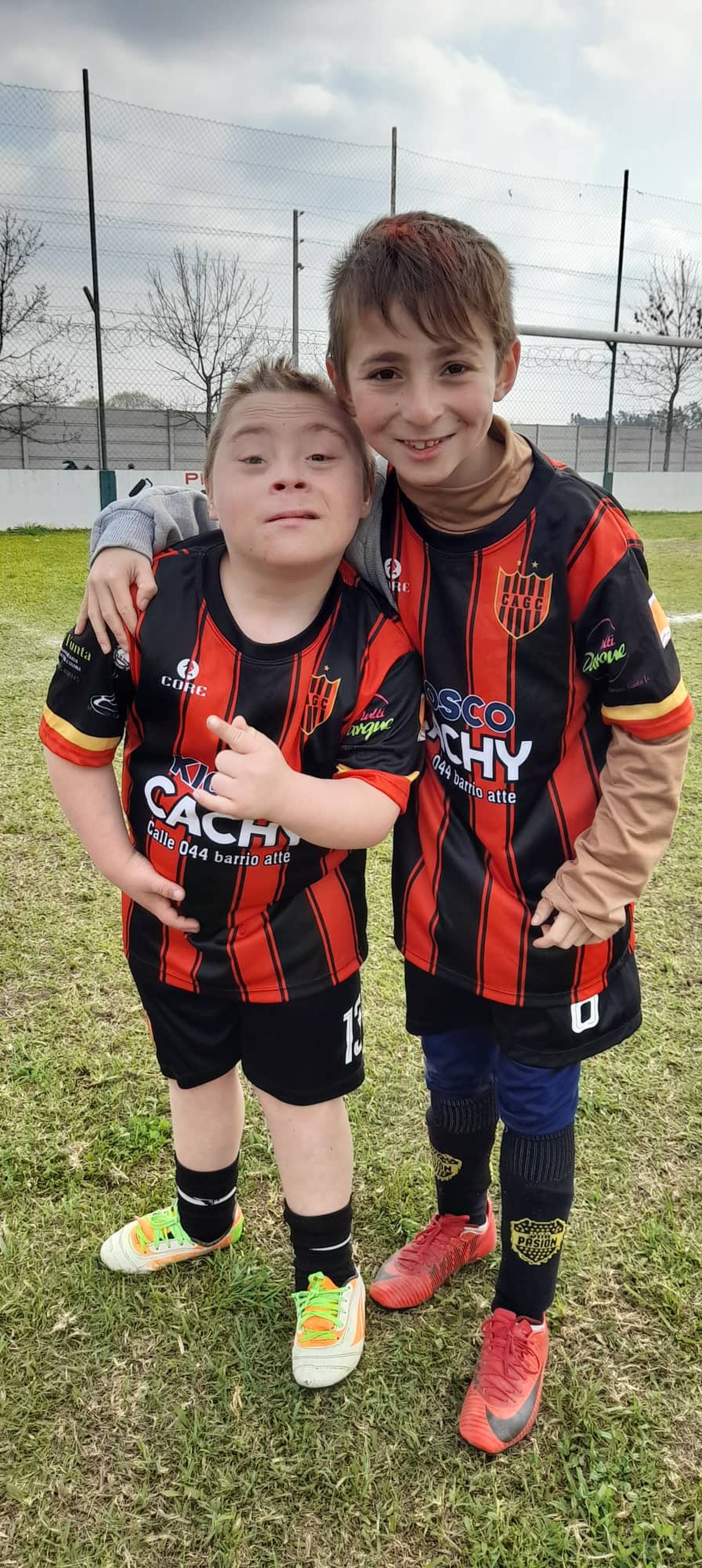Gael Nosiglia integrado a la Categoría Sub-13 de Gualeguay Central se sintió muy acompañado por todos los chicos del plantel y la imágen es más que elocuente.