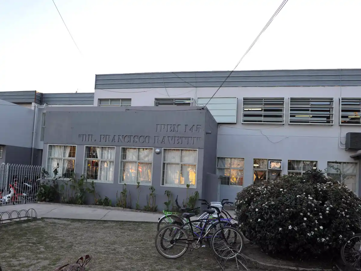 Con un arma, quiso robarle a una docente cuando ingresaba a la escuela Ravetti  