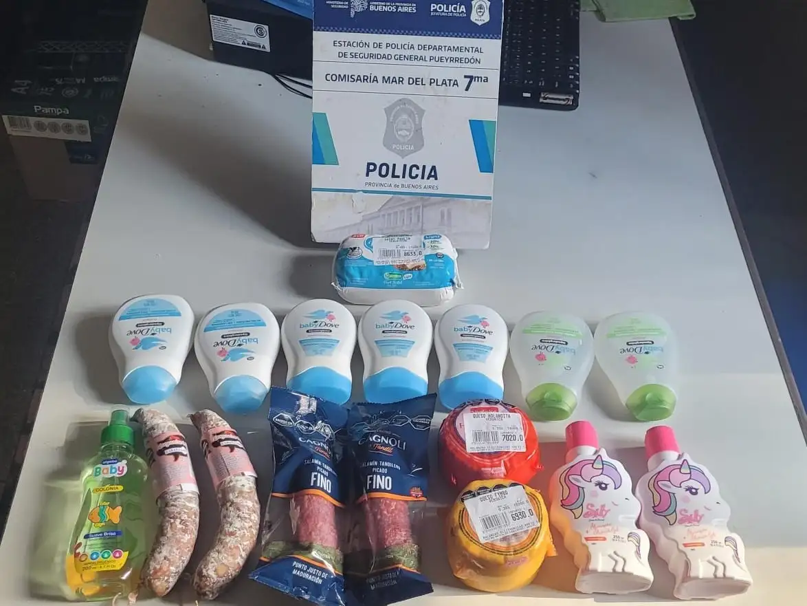 La mujer se había metido estos productos debajo de sus prendas.