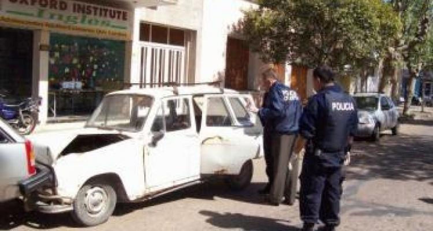 Chocó un auto estacionado y desapareció