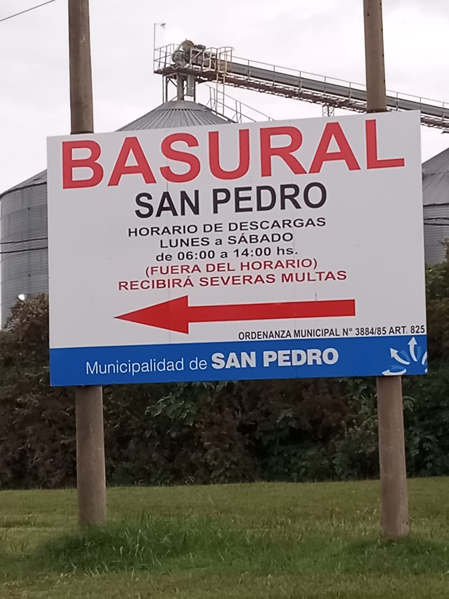 El cartel, en Frers y Crucero General Belgrano. Foto: La Opinión.