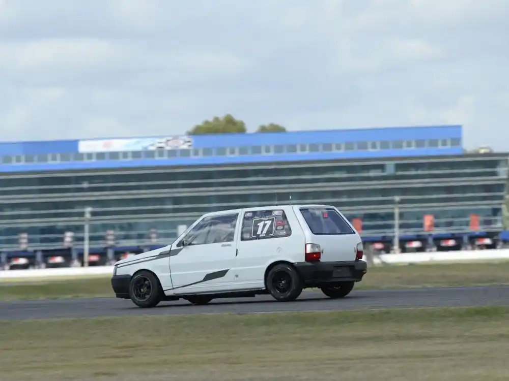 El Fiat 1 de Bayala en el autódromo de La Plata.