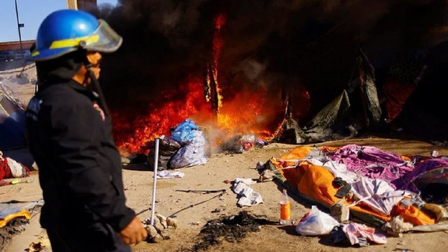 ¡LOS SACARON A PATADAS! Desalojan a 400 migrantes venezolanos de campamento en Ciudad Juárez