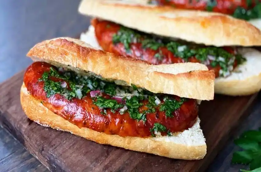 ¿Lo querés con chimi o salsa criolla? El choripán, elegido como el quinto mejor sándwich del mundo