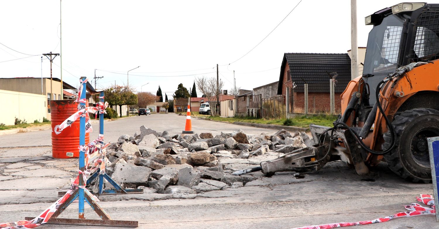 En San Cayetano Avanzan los trabajos de bacheo urbano.