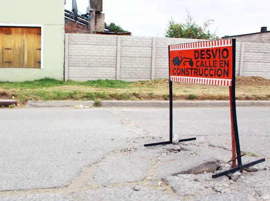 Asfalto levantado en Quequén