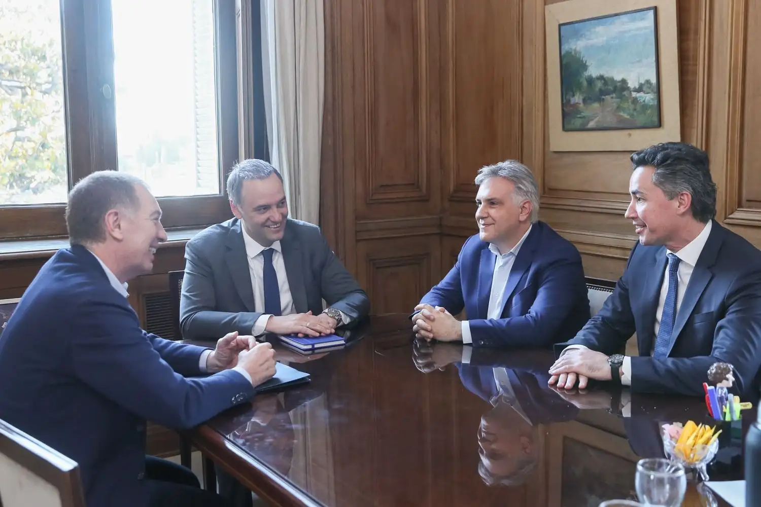Llaryora valoró positivamente el encuentro con Santilli y Adorni.
